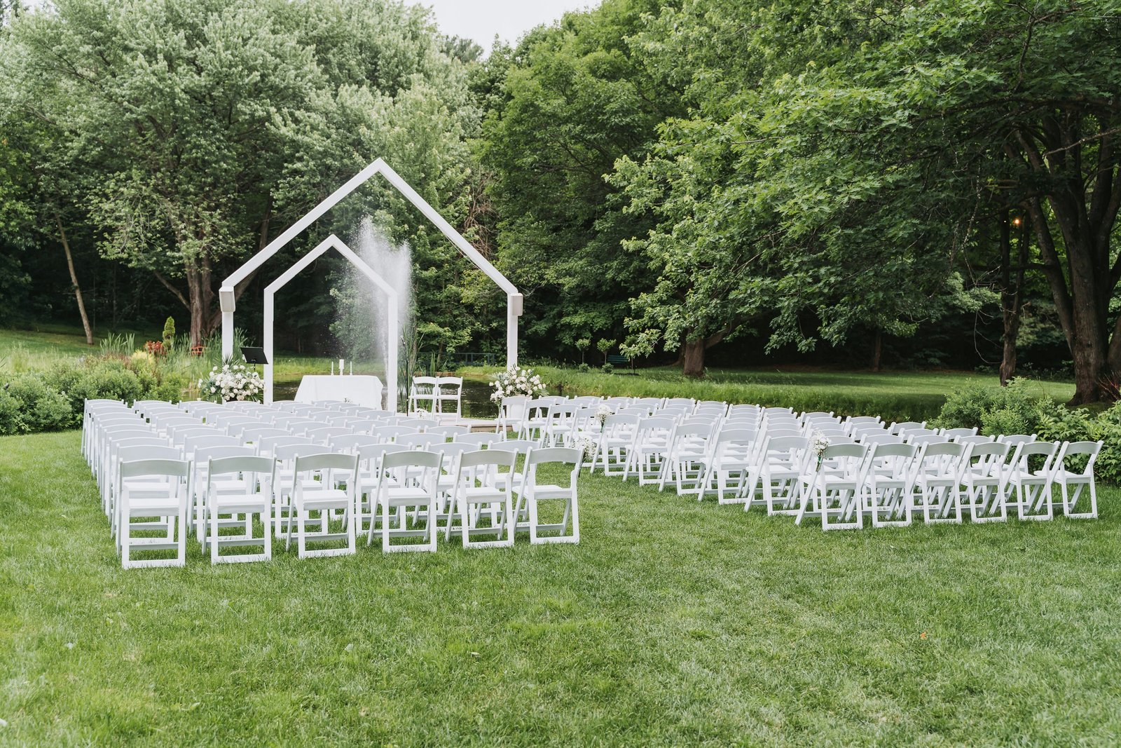 Novios en entorno natural