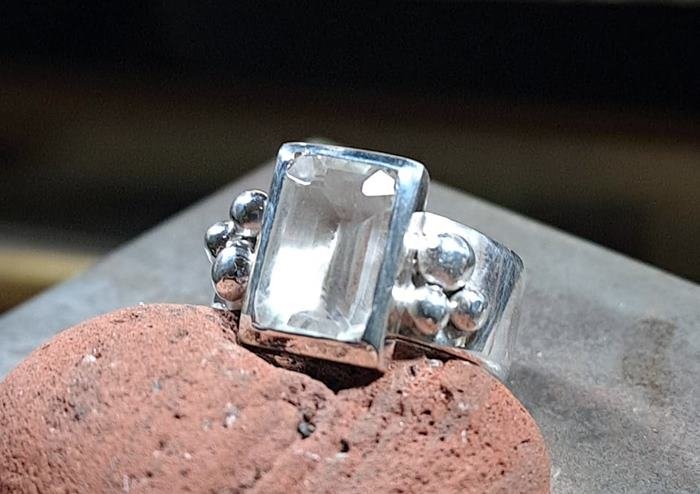 Anillo en plata con cuarzo, pieza a pedido